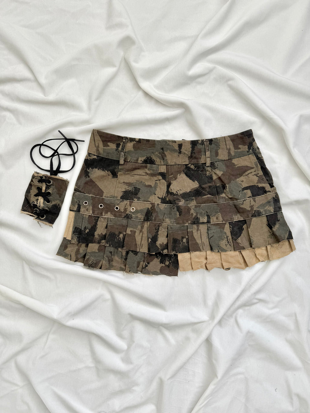 Asymmetrical camo print pleated mini skirt