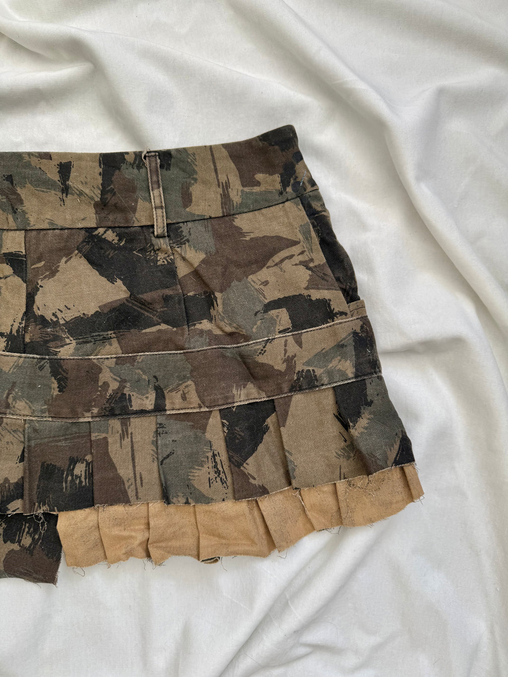 Asymmetrical camo print pleated mini skirt