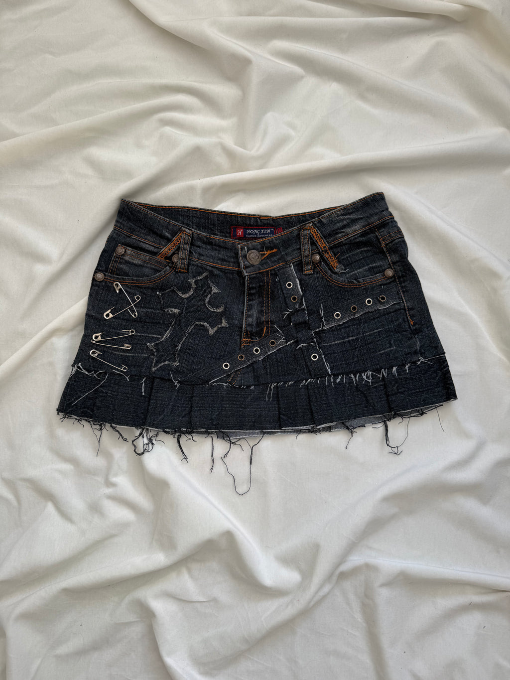 irregular pleated dark wash denim mini skirt