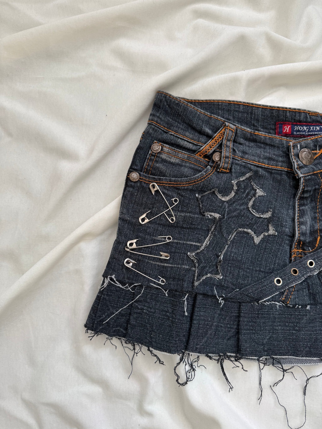irregular pleated dark wash denim mini skirt