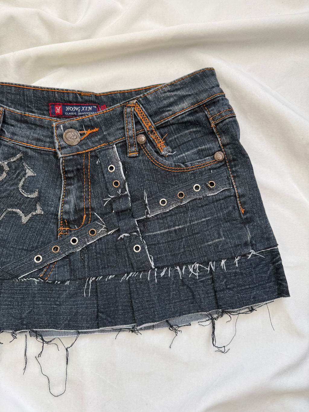 irregular pleated dark wash denim mini skirt