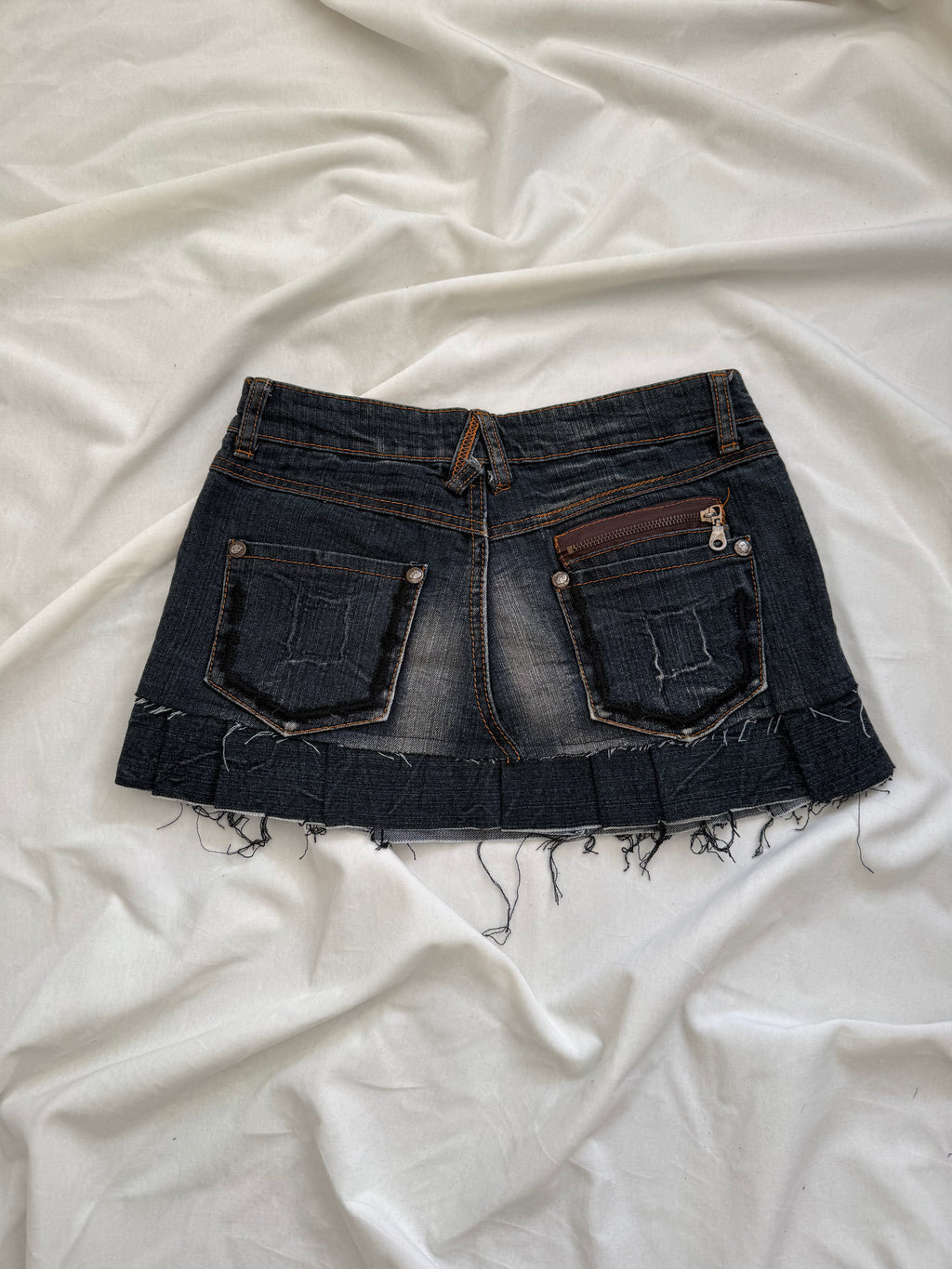 irregular pleated dark wash denim mini skirt