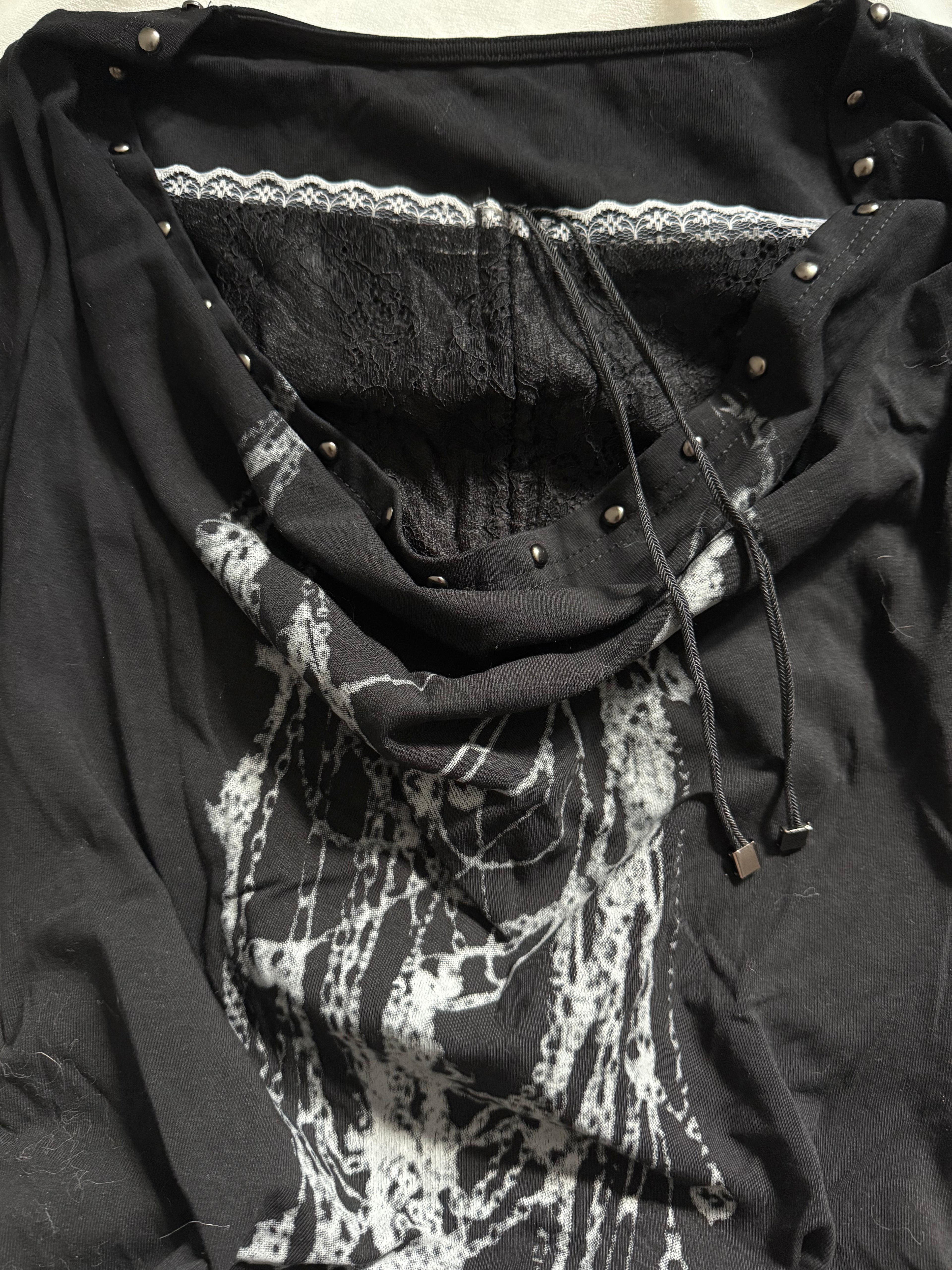 black graphic long sleeves knit top