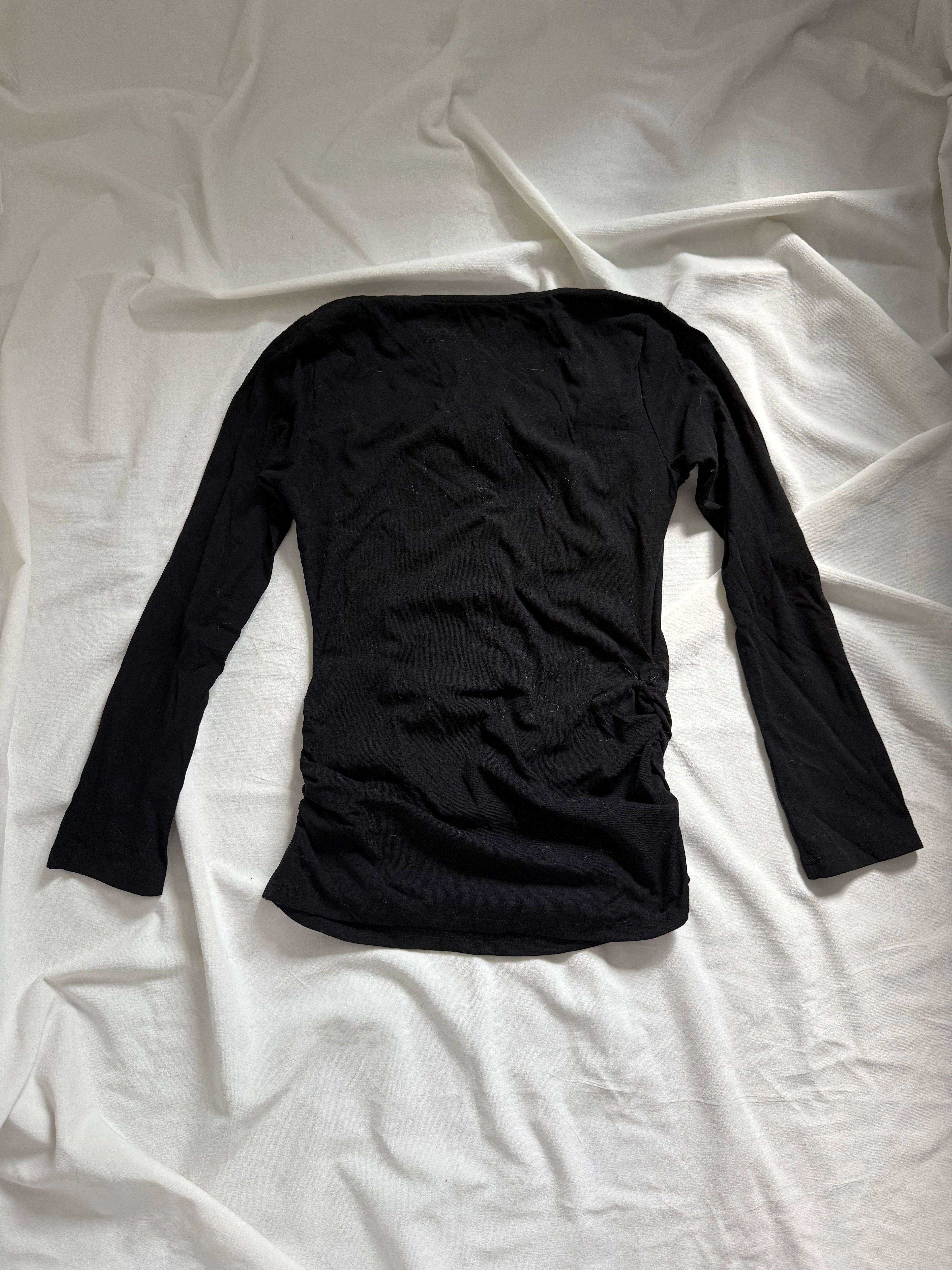 black graphic long sleeves knit top